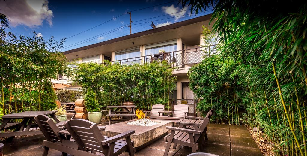 Jupiter Hotel outdoor patio